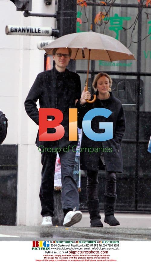 Stephen Merchant and girlfriend in Vancouver rain