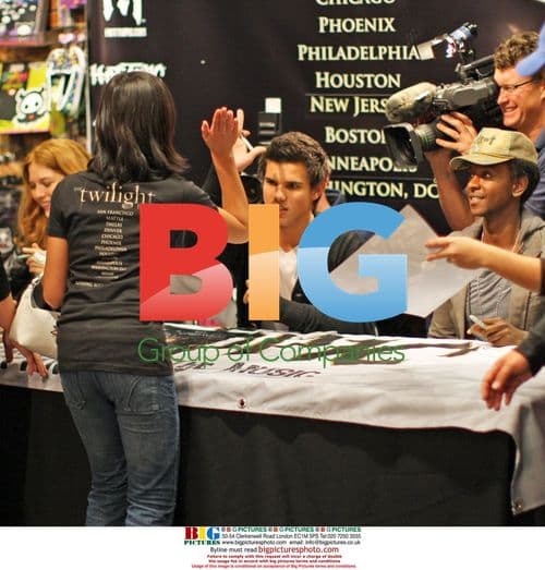 Twilight cast members sign autographs at HOT TOPIC