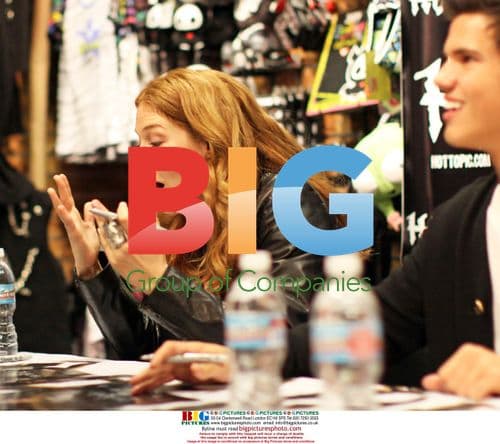 Twilight cast members sign autographs