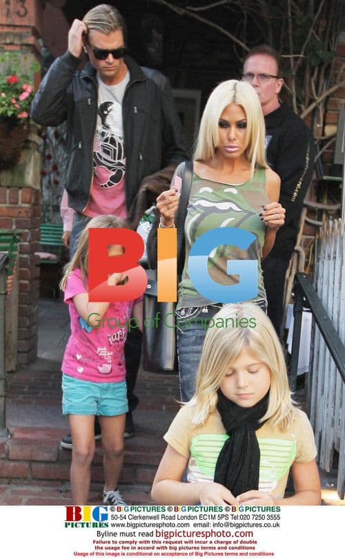 Shauna Sand leaves Ivy restaurant with family