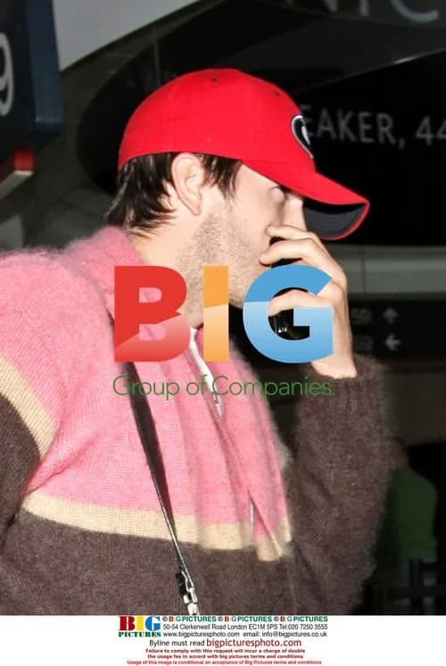 Ashton Kutcher's Butt Crack at LAX