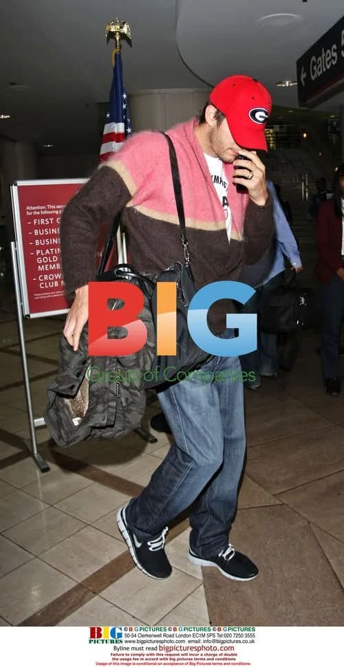 Ashton Kutcher Exposes Crack at LAX