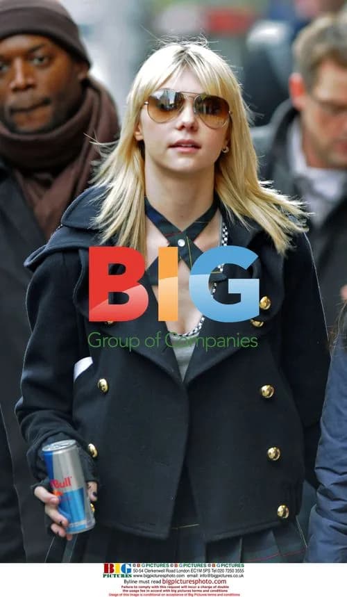 Taylor Momsen on Gossip Girl Set