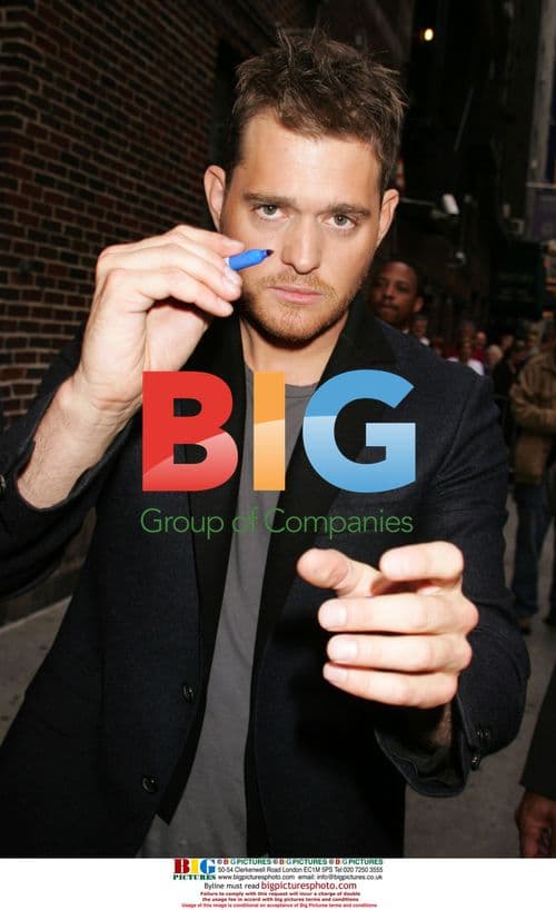 Michael Bublé signs autographs on 'The Late Show'