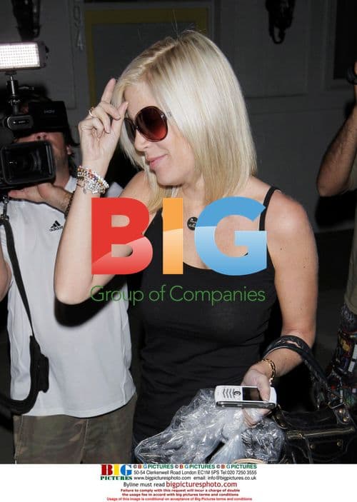 Tori Spelling leaves hair salon