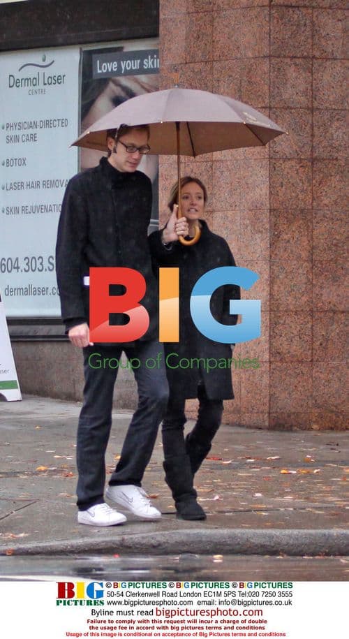 Stephen Merchant and Claire Jones walk in the rain