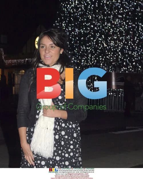 X Factor stars switch on Cheshire Oaks lights