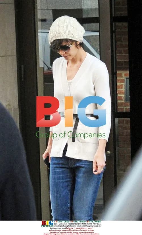 Katie Holmes Leaves NYC Apartment