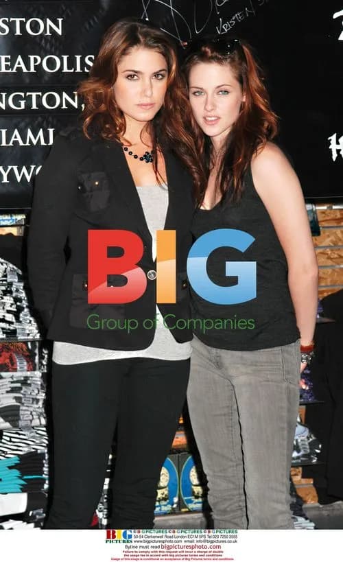 Nikki Reed and Kristen Stewart promote "Twilight"