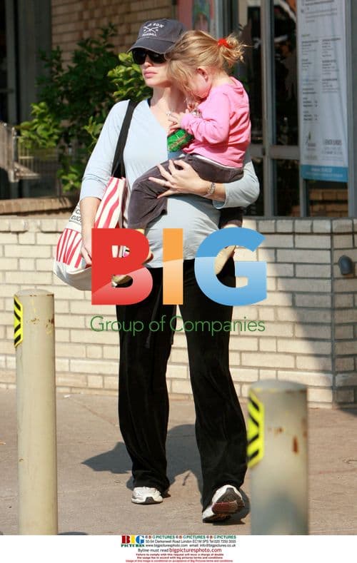 Jennifer Garner takes daughter Violette to grocery store