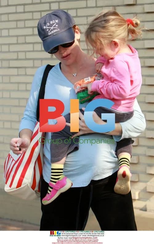 Jennifer Garner and daughter Violette at store