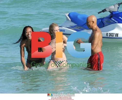 Russell Simmons Peeks at Woman's Chest