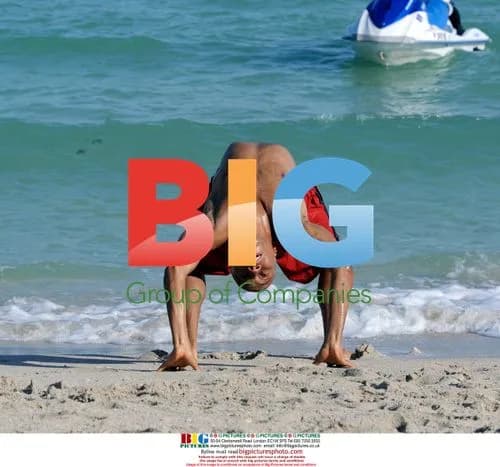 Russell Simmons peeks at woman on beach