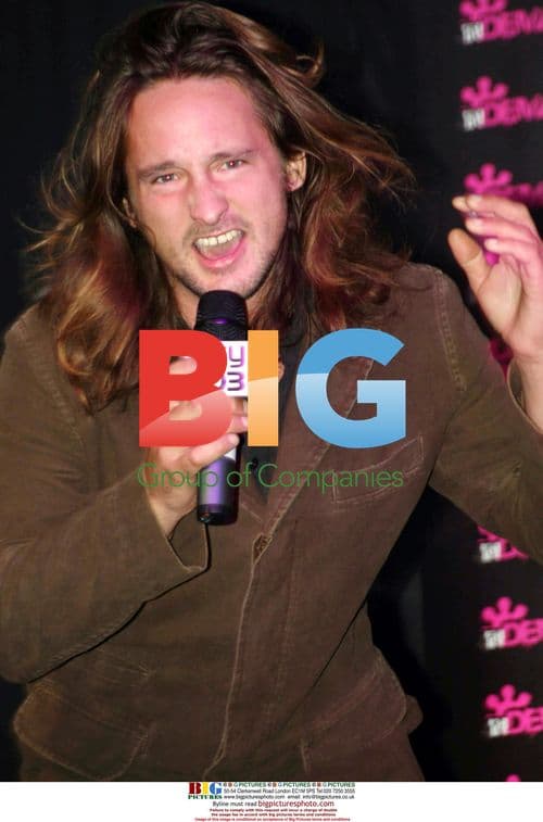 Ben Mills Performs at Cheshire Oaks Outlets