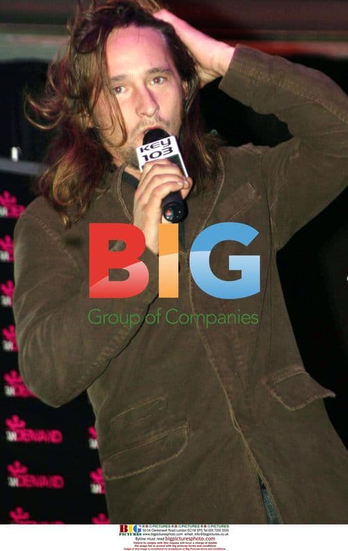 Ben Mills Performs at Cheshire Oaks Outlets