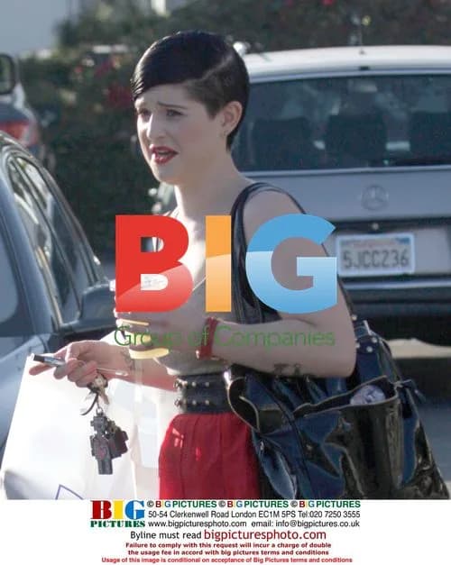 Kelly Osbourne and friend out for smoothie