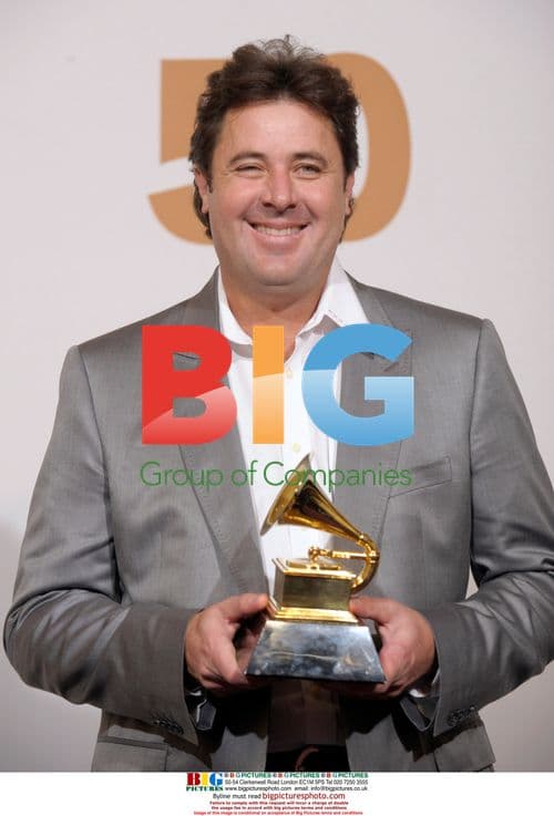 Vince Gill accepts Grammy award