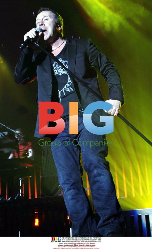 Jim Kerr of Simple Minds on stage