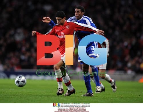 Denilson battles Betao in Arsenal vs Dynamo Kyiv match