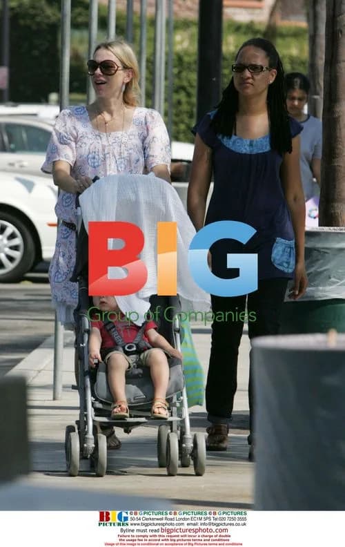 Naomi Watts with son at park