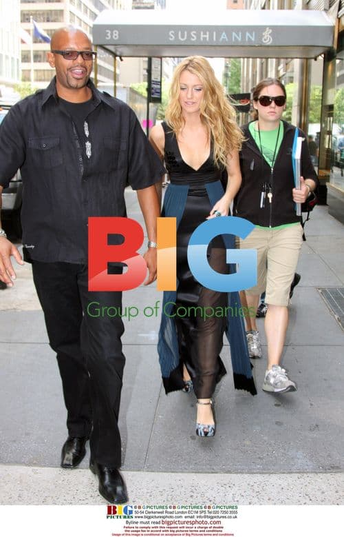 Blake Lively on Gossip Girl set