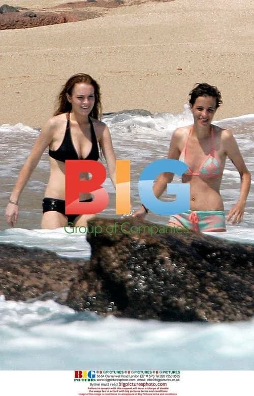 Lindsay Lohan and Samantha Ronson on Mexican Beach