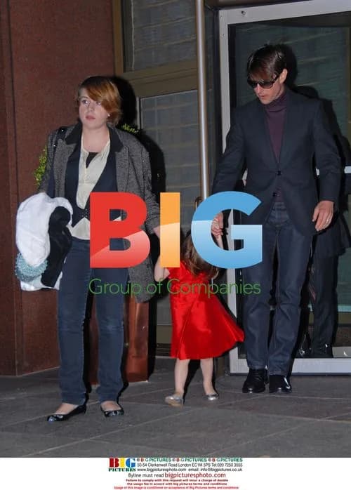 Tom Cruise with family dinner in NYC