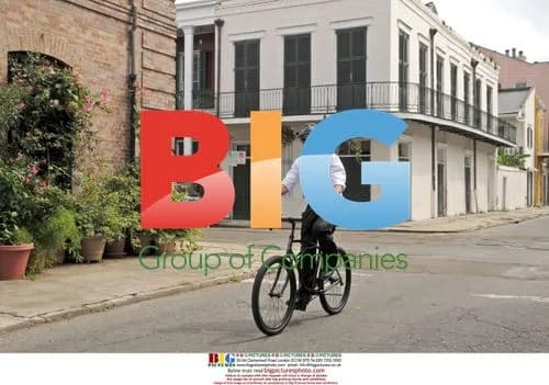 Brad Pitt cycles in New Orleans