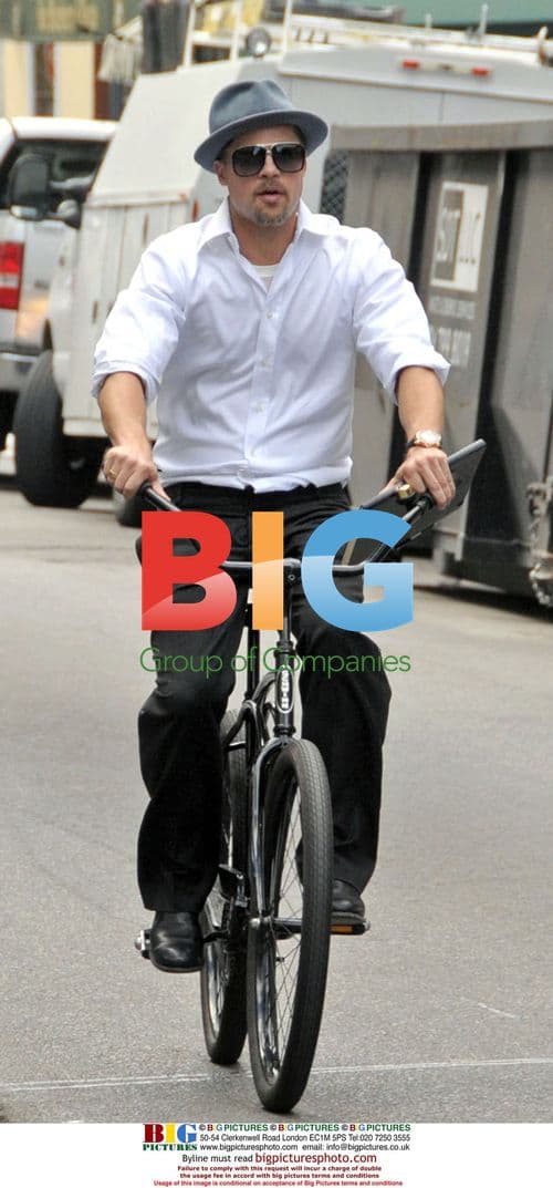 Brad Pitt cycles in New Orleans