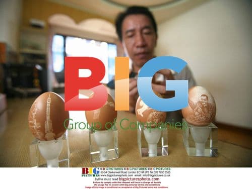 Chinese businessman carves "Shenzhou 7" on eggshells