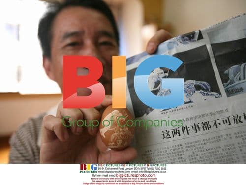 Wenzhou Man Carves Shenzhou 7 on Eggshells