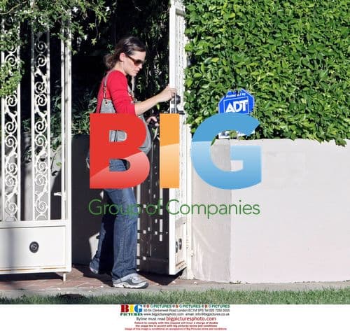 Pregnant Jennifer Garner Visits Doctor