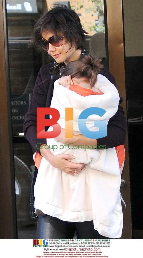 Katie Holmes Carries Daughter Suri in NYC