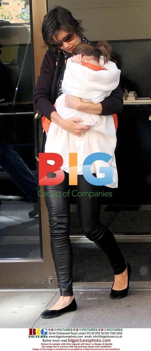 Katie Holmes carries daughter Suri in Manhattan