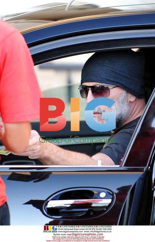 Bruce Willis and Scout Willis shopping