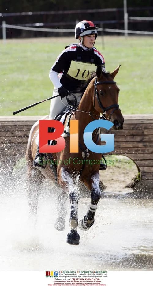 Zara Phillips takes a tumble