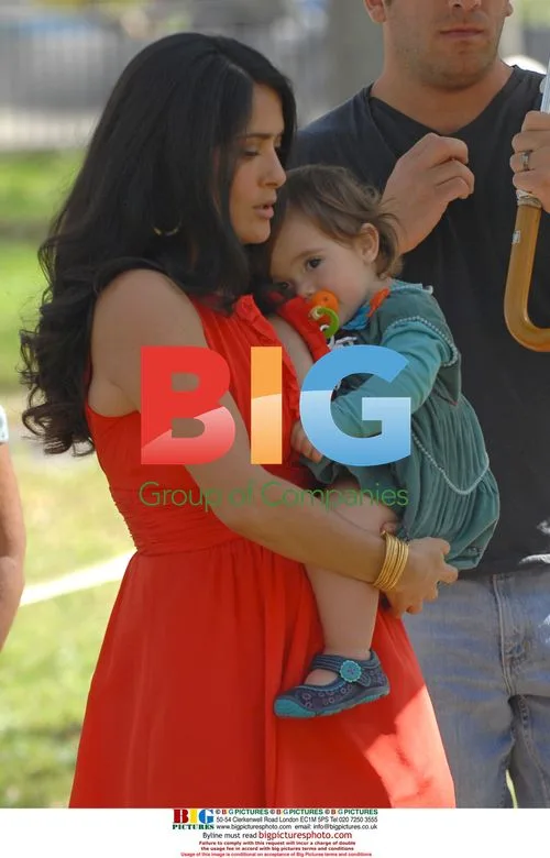 Salma Hayek and Alec Baldwin on '30 Rock' set