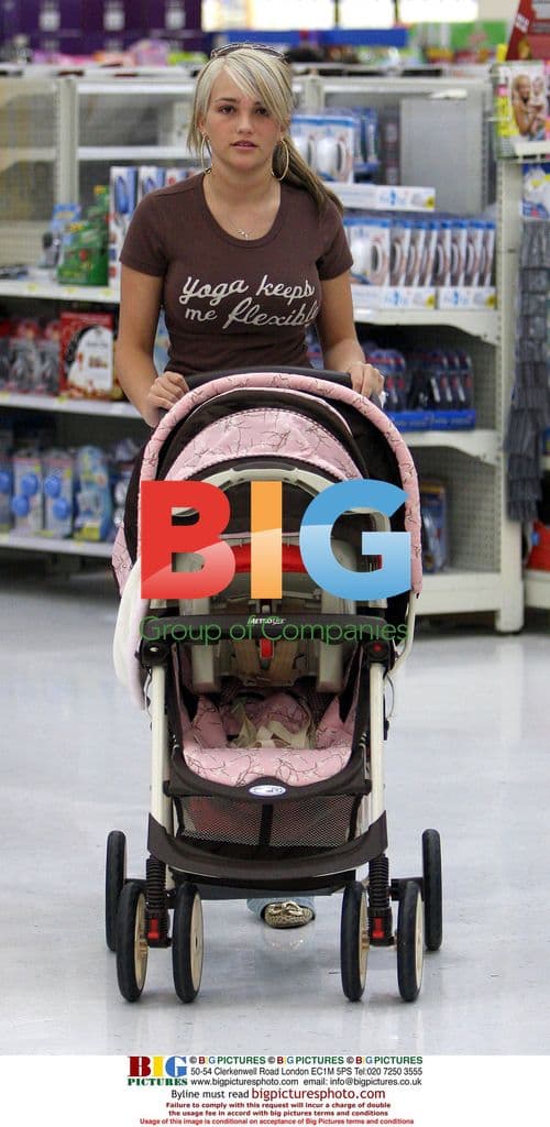 Jamie Lynn Spears out shopping with daughter