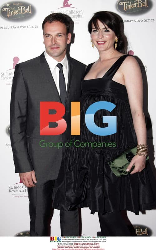 Jonny Lee Miller & Michelle Hicks at Runway For Life Benefit