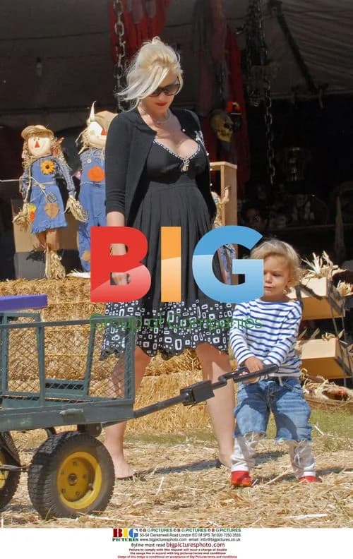 Gwen Stefani and family at pumpkin patch