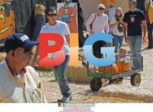 Gwen Stefani, Gavin Rossdale and son at Pumpkin Patch