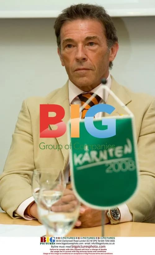 Austrian far-right leader Joerg Haider dies in car accident