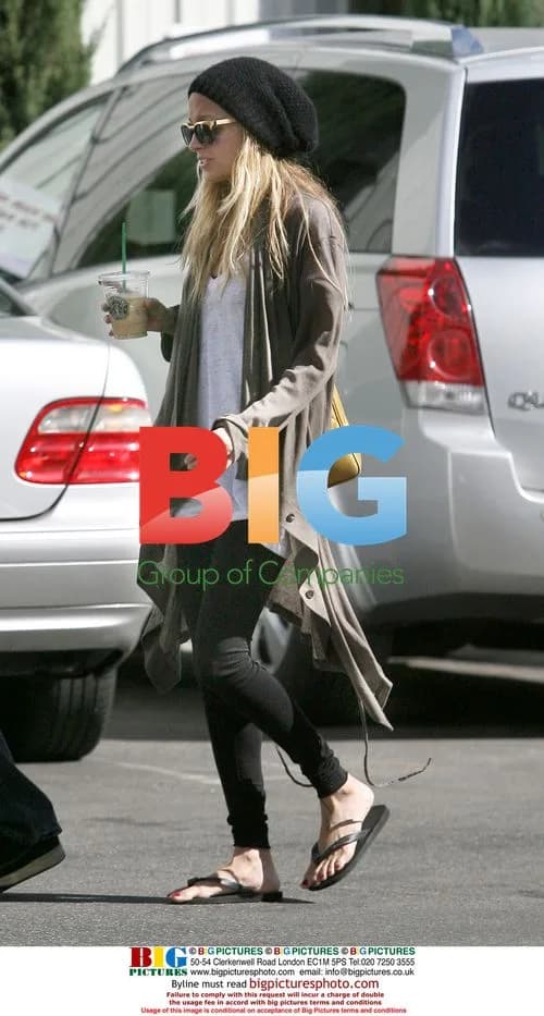 Nicole Richie arrives for traffic school duties