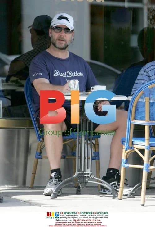 Russell Crowe stops for coffee in Beverly Hills
