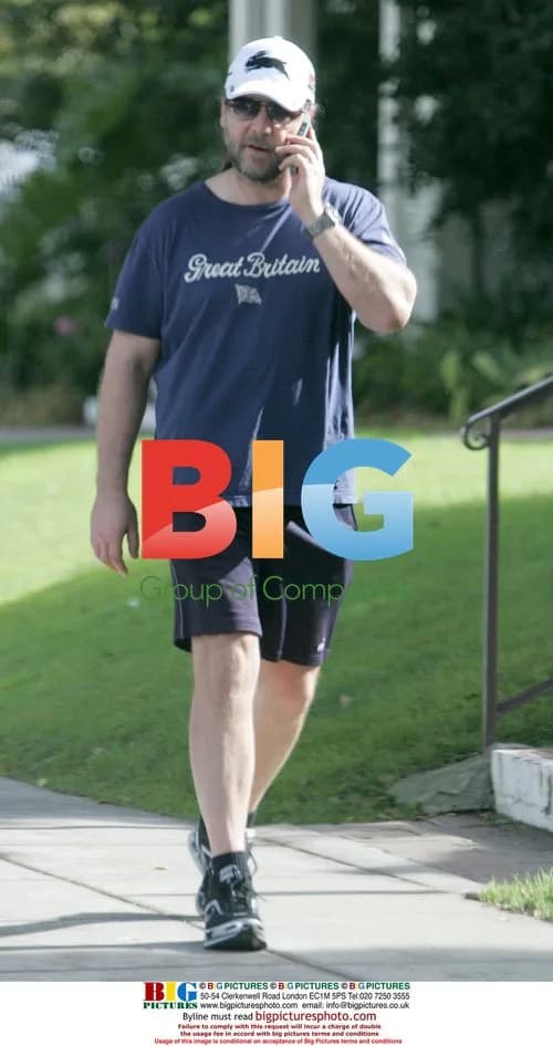 Russell Crowe gets coffee with friend in Beverly Hills