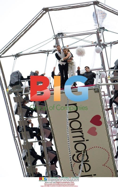 Couple marries suspended 50m above ground