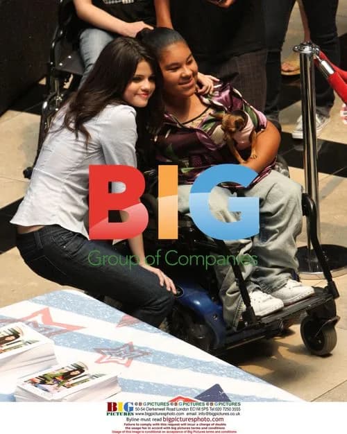 Selena Gomez Meets Fans at Glendale Mall