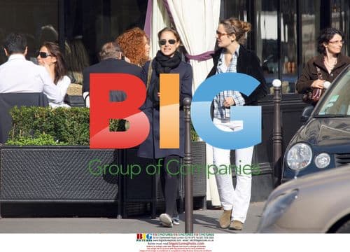 Natalie Portman visits Picasso exhibition in Paris