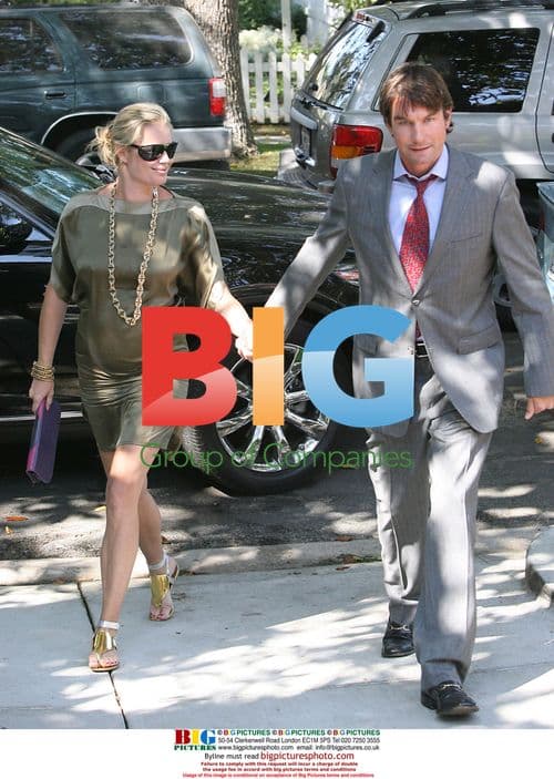 Rebecca Romijn and Jerry O'Connell at party