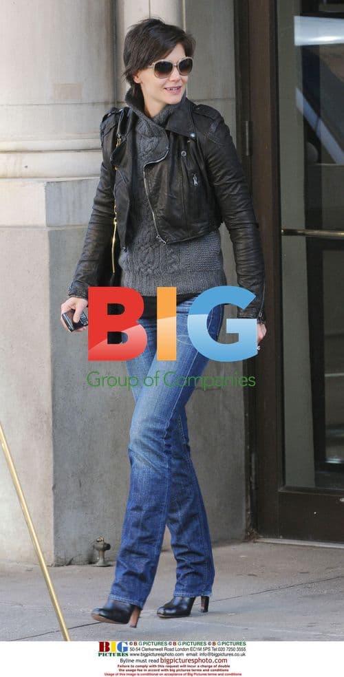 Katie Holmes Leaves Apartment
